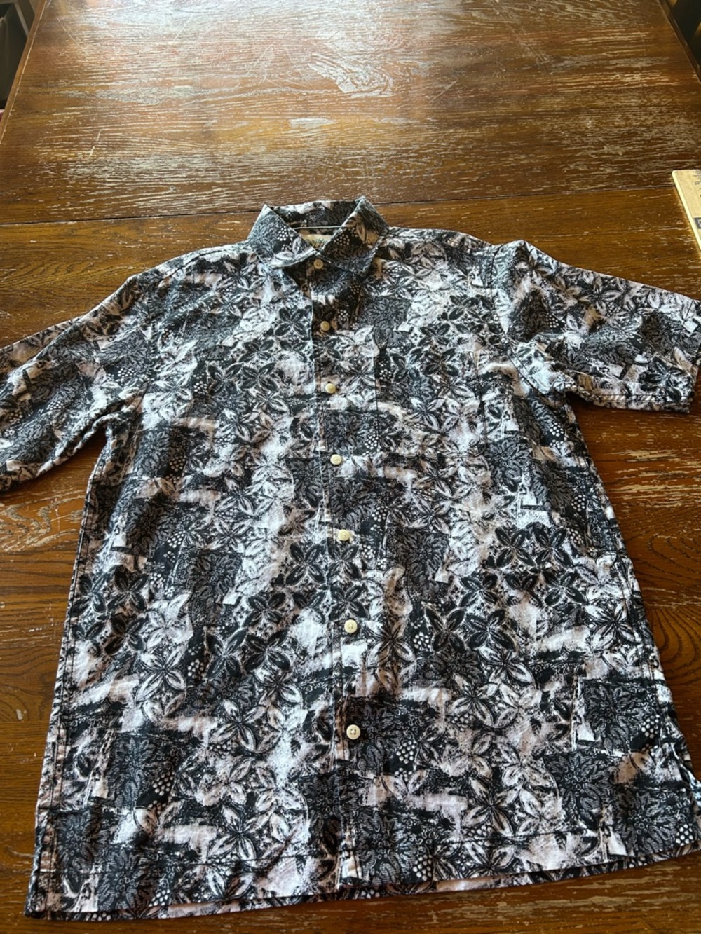 Caribbean Black and White Floral-Pattern Short-Sleeve Button-Down